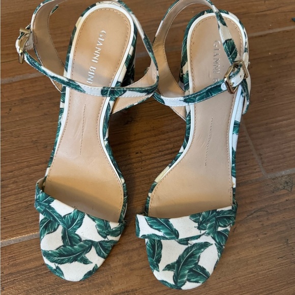 🌿 Gianni Bini Tropical Block Heel Sandals 🌿 - Picture 4 of 6